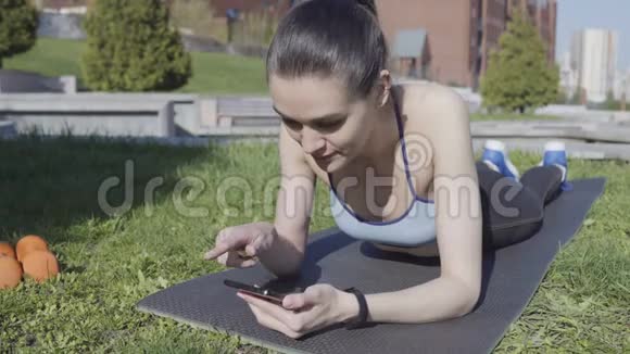 女性使用健身智能手机应用程序视频的预览图