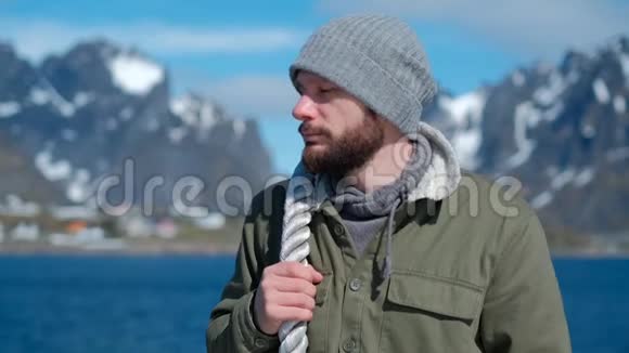 水手的肖像在挪威堡垒的背景下视频的预览图