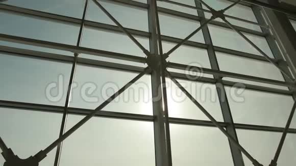 美丽的金属横梁和玻璃工业建设视频的预览图