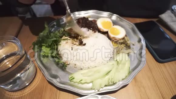 旅行者喜欢高卡莫慢炖猪肉腿上的米饭视频的预览图