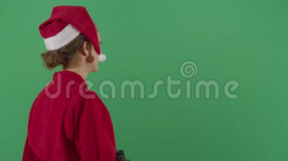 女圣诞老人看着望远镜视频的预览图