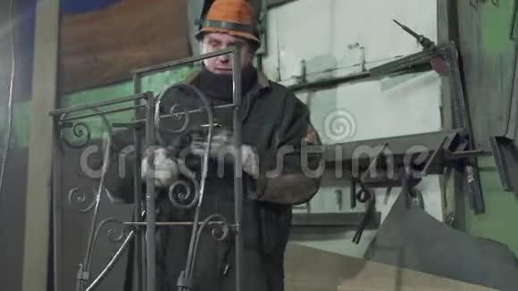 穿防护服的铁匠做伪造的栅栏视频的预览图