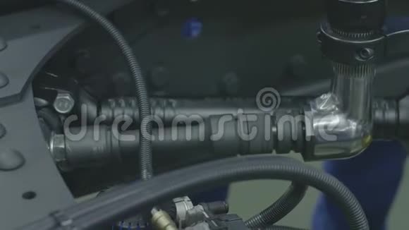工厂用螺丝组装汽车零件场景现代工厂汽车内紧固螺钉的特写汽车视频的预览图