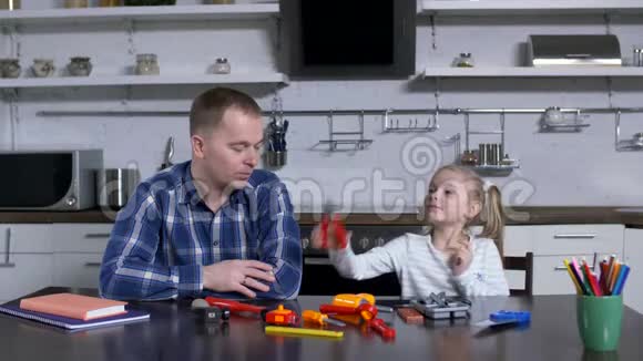 在家庭手工艺课上给爸爸看钳子的女孩视频的预览图