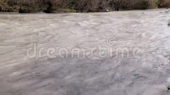 河流洪水脏水流运动气候变化自然灾害科学4k视频的预览图