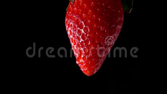 草莓上一滴水的特写镜头视频的预览图