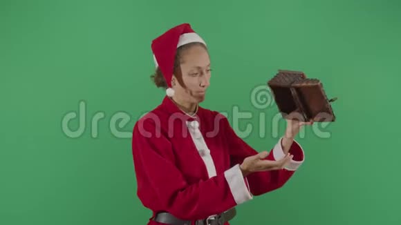 女圣诞老人在箱子里找钱视频的预览图
