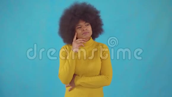 一个穿着黄色夹克的非洲发型的体贴的非洲女人找到了解决办法视频的预览图