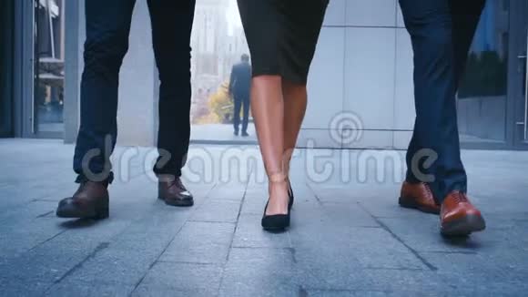足3名商务人员上下班商人和女商人去办公楼把腿收起来视频的预览图