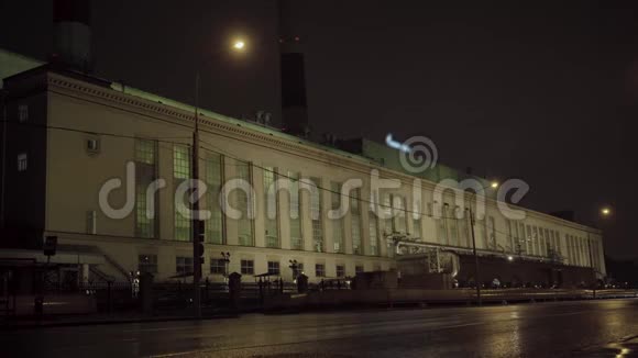 晚上工厂的门面场景夜空背景下有高窗和烟囱的小工厂视频的预览图