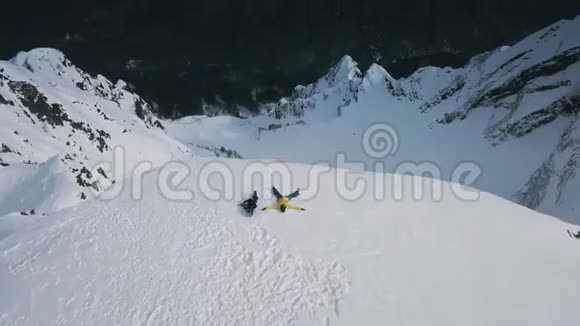 空中射击两个疲惫的运动员躺着在冬日的大雪中放松视频的预览图
