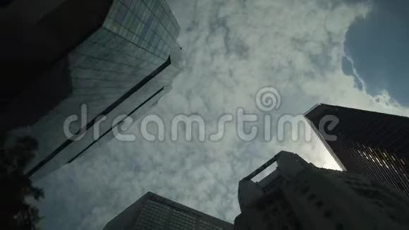 摩天大楼之间的天空视频的预览图