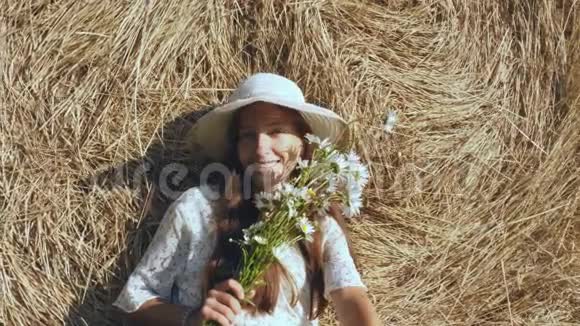 喜气洋洋的女人花在干草堆上视频的预览图