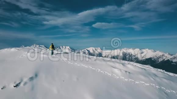 高空飞弹孤独的活动滑雪运动员攀登高山视频的预览图