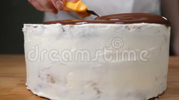 巧克力甜点在美味的蛋糕上传播着融化的巧克力令人垂涎的白釉巧克力蛋糕视频的预览图