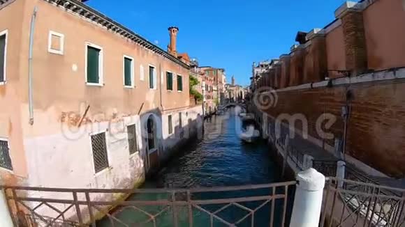 意大利威尼斯2019年9月9日从大运河上观看卧铺有河流巴士和意大利威尼斯附近房屋附近的人视频的预览图