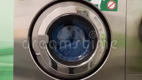 公共洗衣店的工业洗衣机视频的预览图