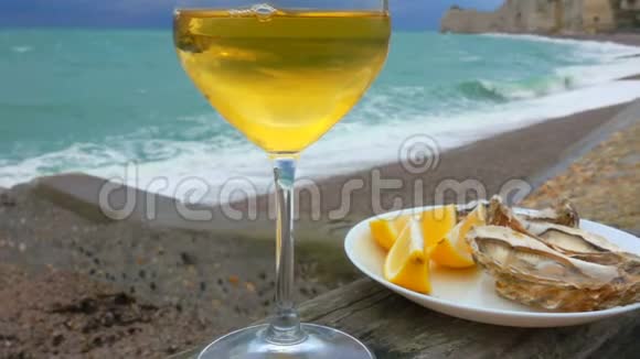 新鲜牡蛎和柠檬加一杯葡萄酒视频的预览图