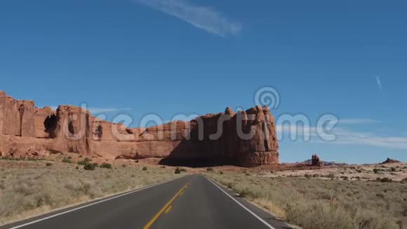 在沙漠里用红岩穿过国家公园的空路视频的预览图