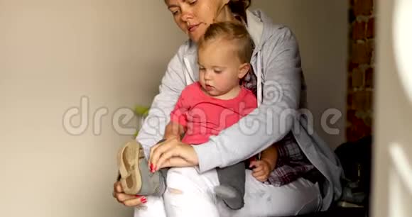 病人妈妈给婴儿脚穿上鞋视频的预览图