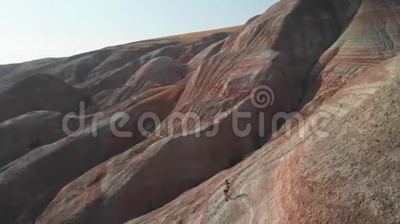 背包族女孩在山上探险背包族女孩游客探索西子山阿塞拜疆空中录像视频的预览图