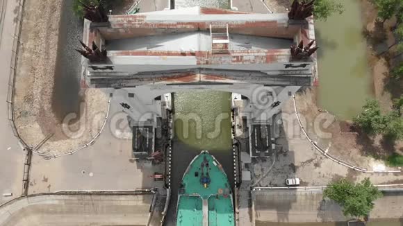 水路货物运输一艘满载石油和汽油的大型油轮驶入伏尔加登运河光荣归于伟大的列宁视频的预览图
