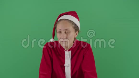 女圣诞老人看起来很可疑视频的预览图
