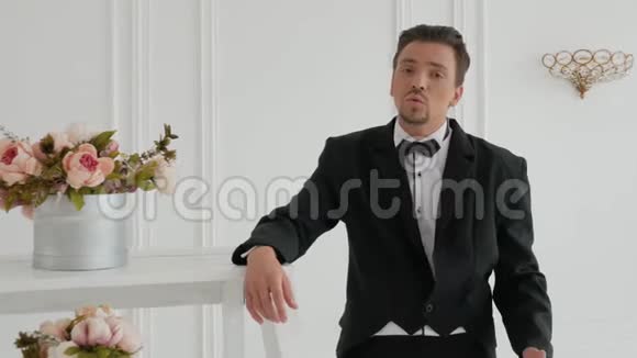 时髦的家伙在豪华的房间里唱歌视频的预览图