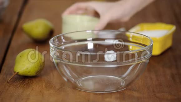 女人用搅拌蛋和糖搅拌做蛋糕面糊视频的预览图