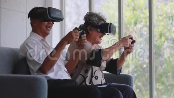 高级夫妇使用虚拟现实这是有趣的虚拟游戏视频的预览图