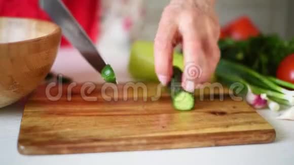 在木板上砍黄瓜烹饪汤视频的预览图