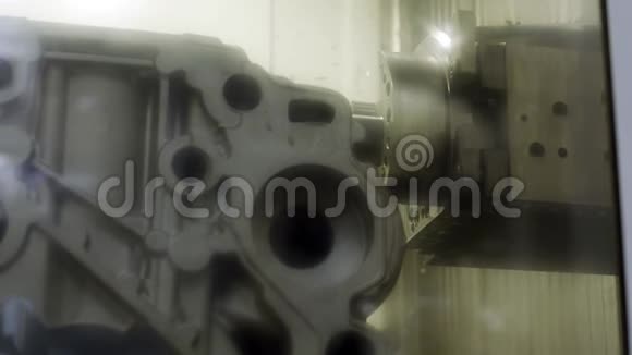 工厂零件的特写磨削场景工厂大金属零件的圆磨自动圆棒研磨机视频的预览图