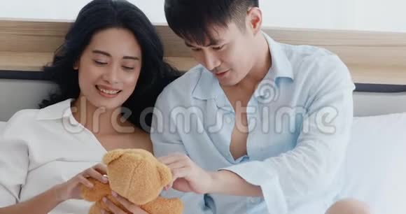 两个人躺在床上玩玩具熊视频的预览图