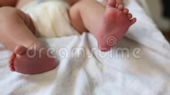 新生儿反射婴儿弯曲脚趾以响应足部压力视频的预览图