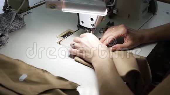 中年女性手在缝纫机上工作靠近压脚和针头白人女性时装设计师缝一个视频的预览图