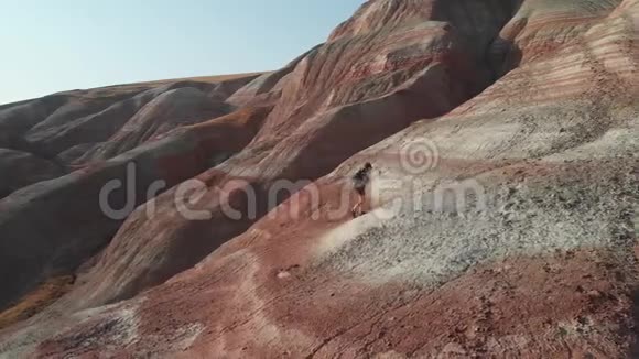 背包族女孩在山上探险背包族女孩游客探索西子山阿塞拜疆空中录像视频的预览图