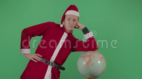 成人圣诞老人在地球仪上摆姿势视频的预览图