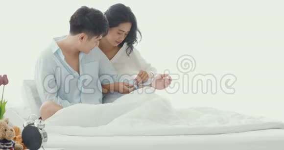 女人为她的男朋友扣在袖子上视频的预览图