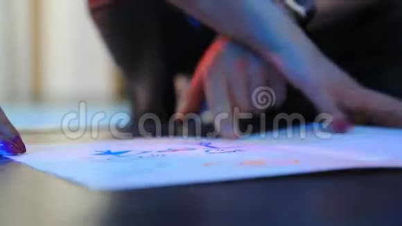 一男一女在霓虹灯下画着一张Whatman视频的预览图