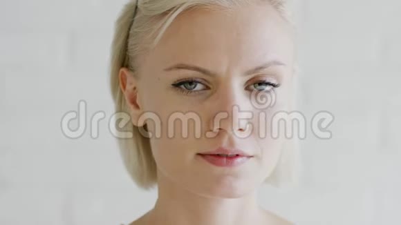 有短发的女人涂奶油视频的预览图