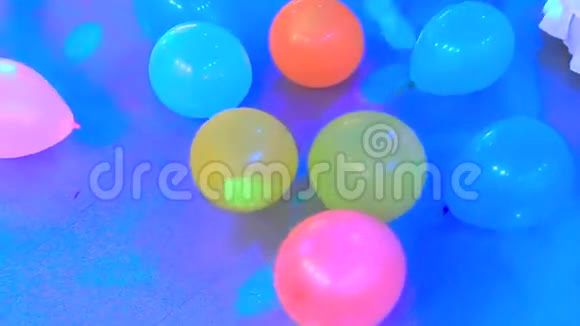 彩色气球漂浮在蓝色背景上视频的预览图