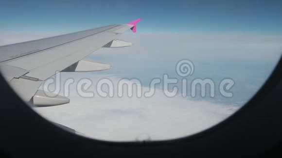 很远的地面上有云天空从飞机上照亮视频的预览图