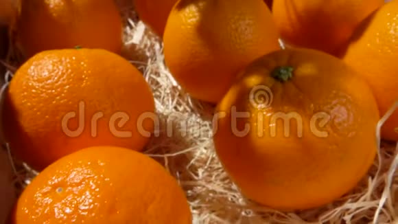 手从木箱里取出成熟多汁的橘子视频的预览图