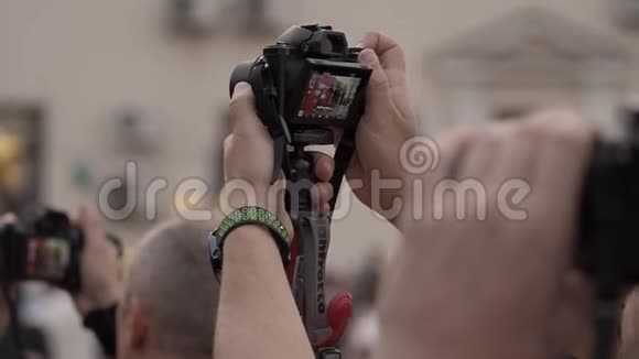 摄影师在一个夏日在街上拍摄这次活动夏天双手合拢视频的预览图