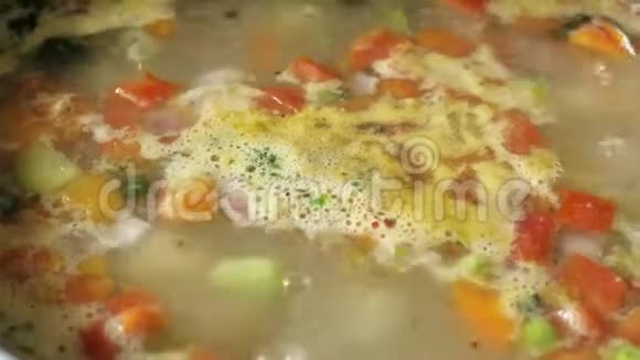 煮汤的特写视频的预览图