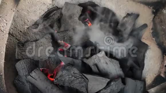 点燃木炭燃烧燃烧部落有烟雾视频的预览图