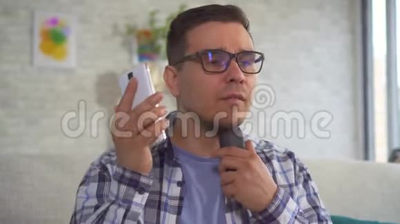 中年男子在家中接电话的肖像使用韧带的言语辅助问题视频的预览图
