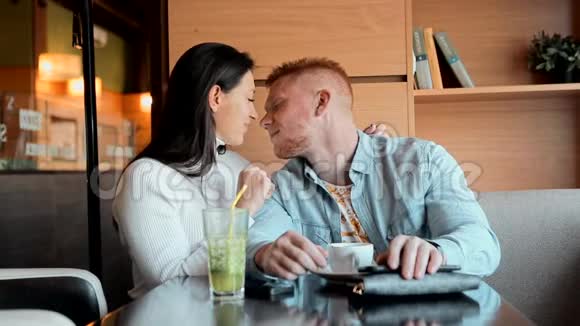 在咖啡馆里的情侣男女视频的预览图