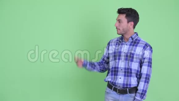 年轻英俊的西班牙裔男子啪的一声手指解释着什么视频的预览图
