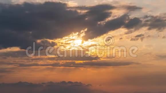 令人惊叹的海景日落太阳落山地平线乌云密布夜幕降临夜幕降临在卡普里岛的一天结束视频的预览图
